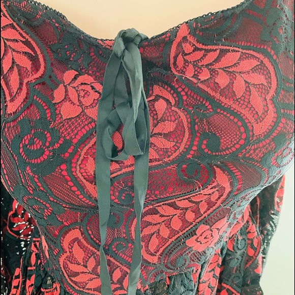 NWT $155 ROMEO & JULIET COUTURE Bohemian Black and Red LACE PEASANT TOP S - Picture 2 of 11
